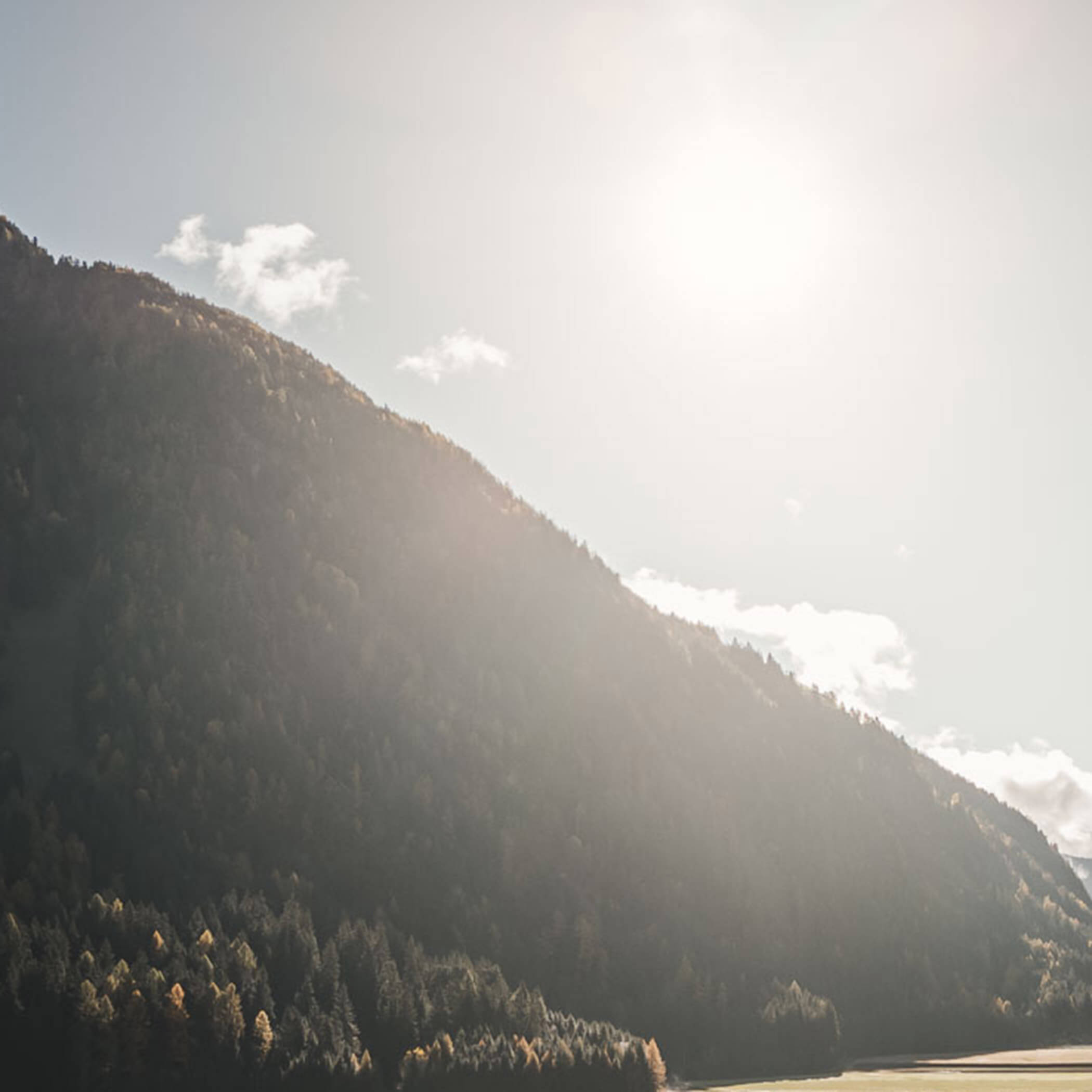 Sonne strahlt auf Talseite - OLM Nature Escape