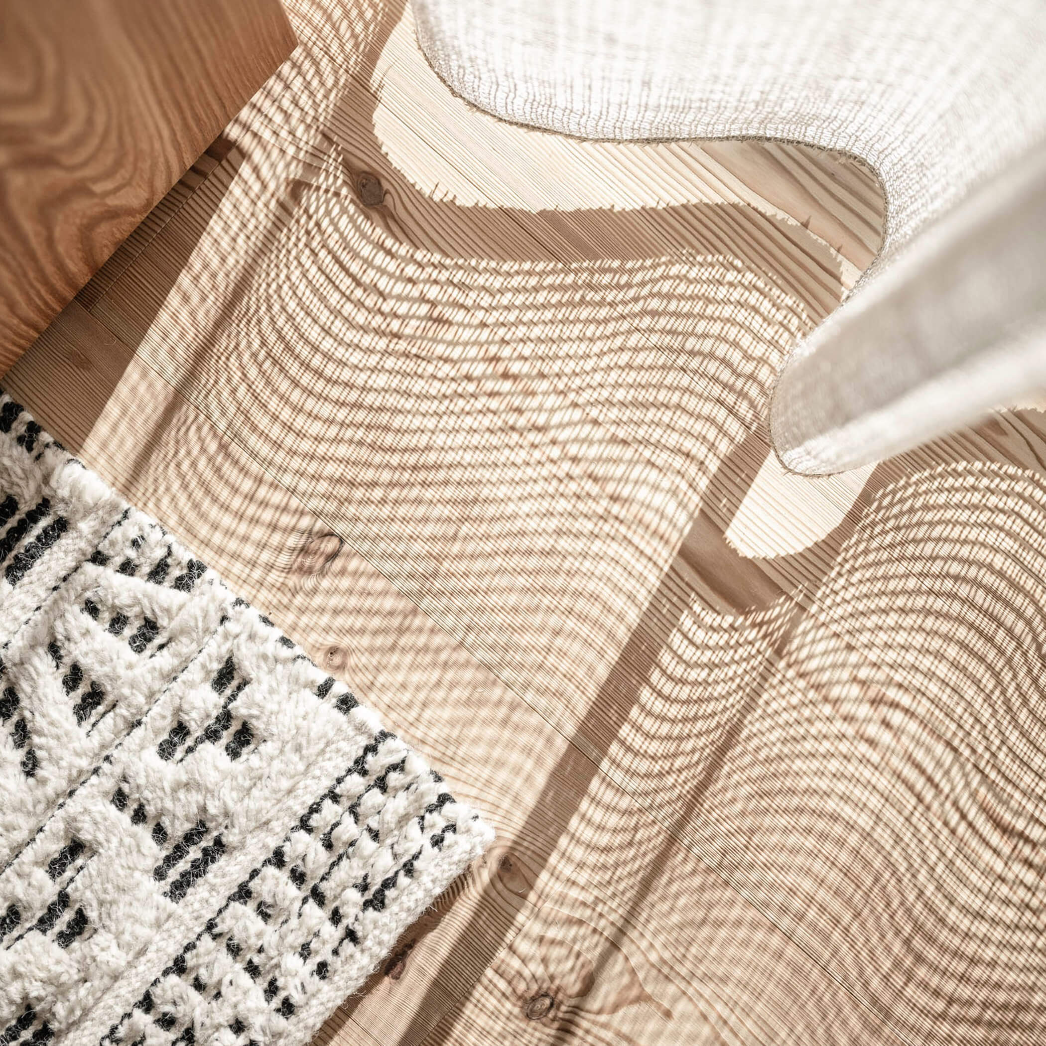 Vorhang und Teppich im Licht - OLM Nature Escape