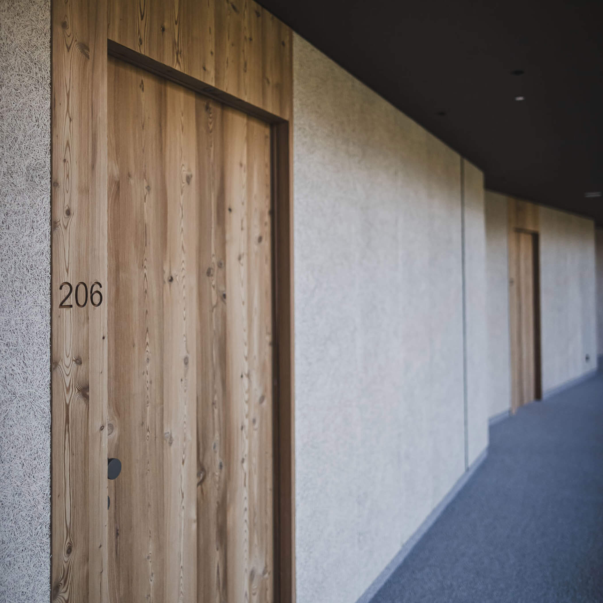Zimmerflur mit Zimmernummern an der Tür - OLM Nature Escape