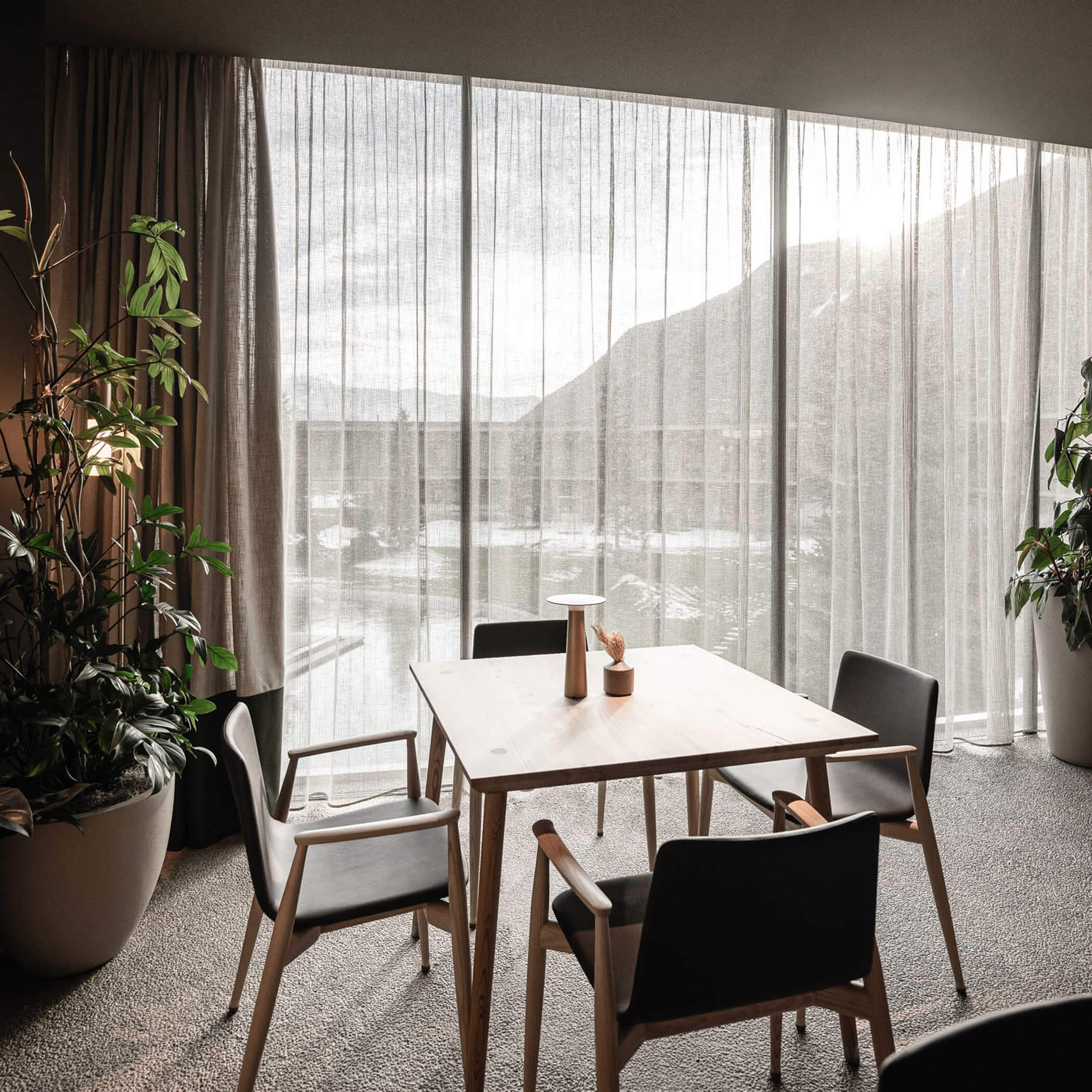 Cozy lounge with a table and chairs - OLM Nature Escape