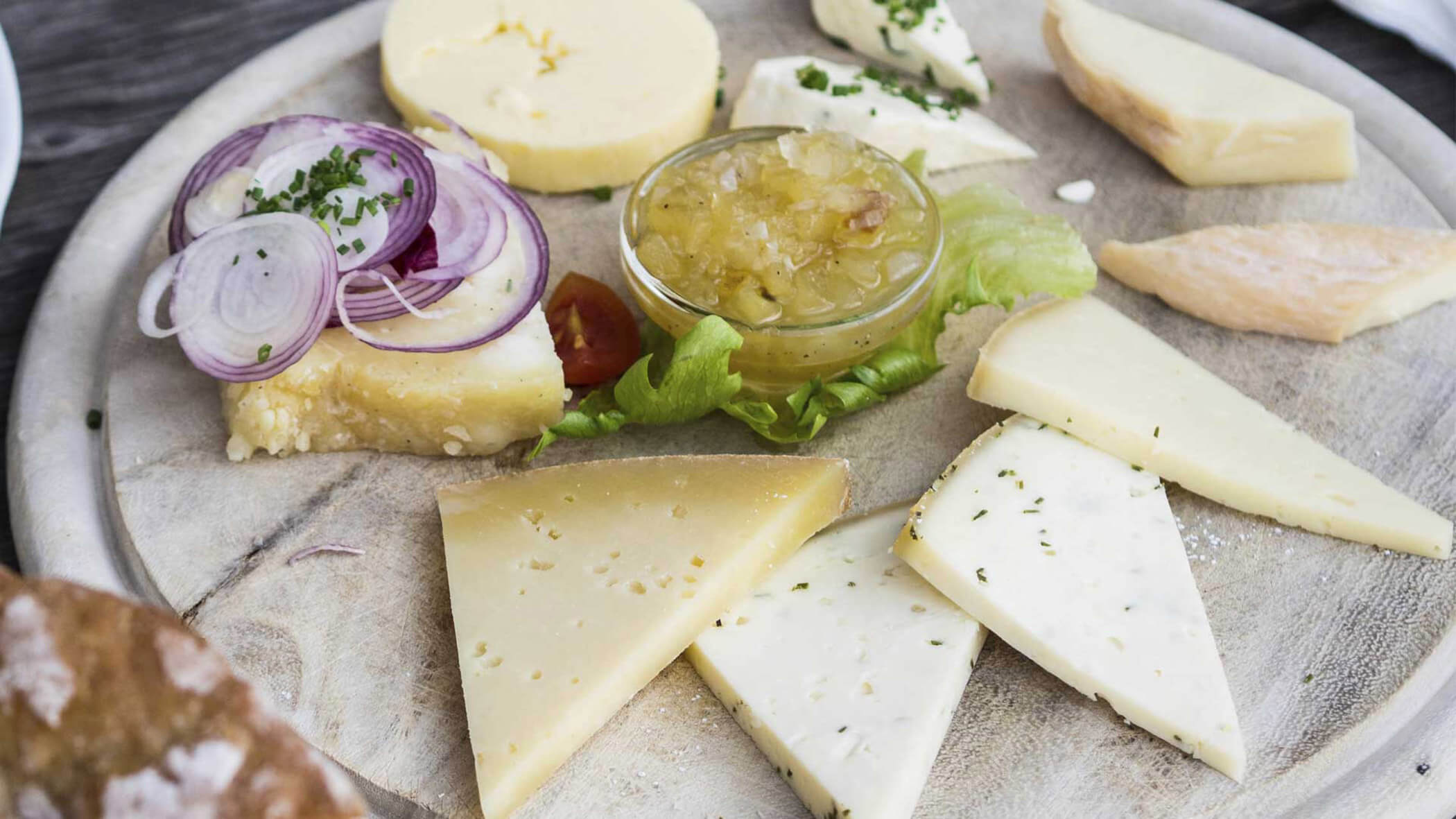 Piatto di formaggi del caseificio Knollhof - OLM Nature Escape