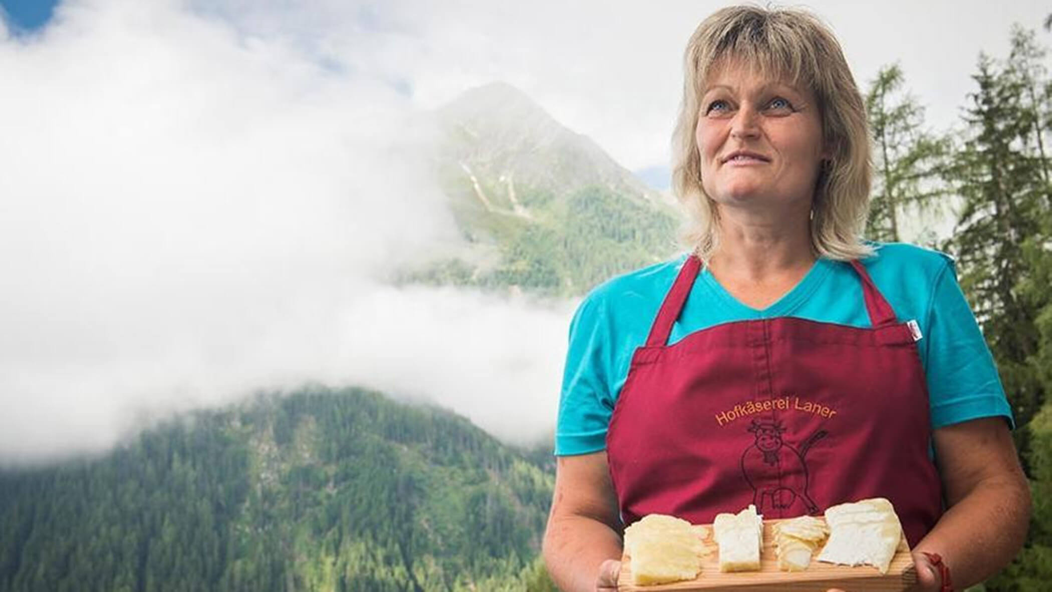 Impiegato con piatto di formaggi - Käserei Mittermairhof - OLM Nature Escape