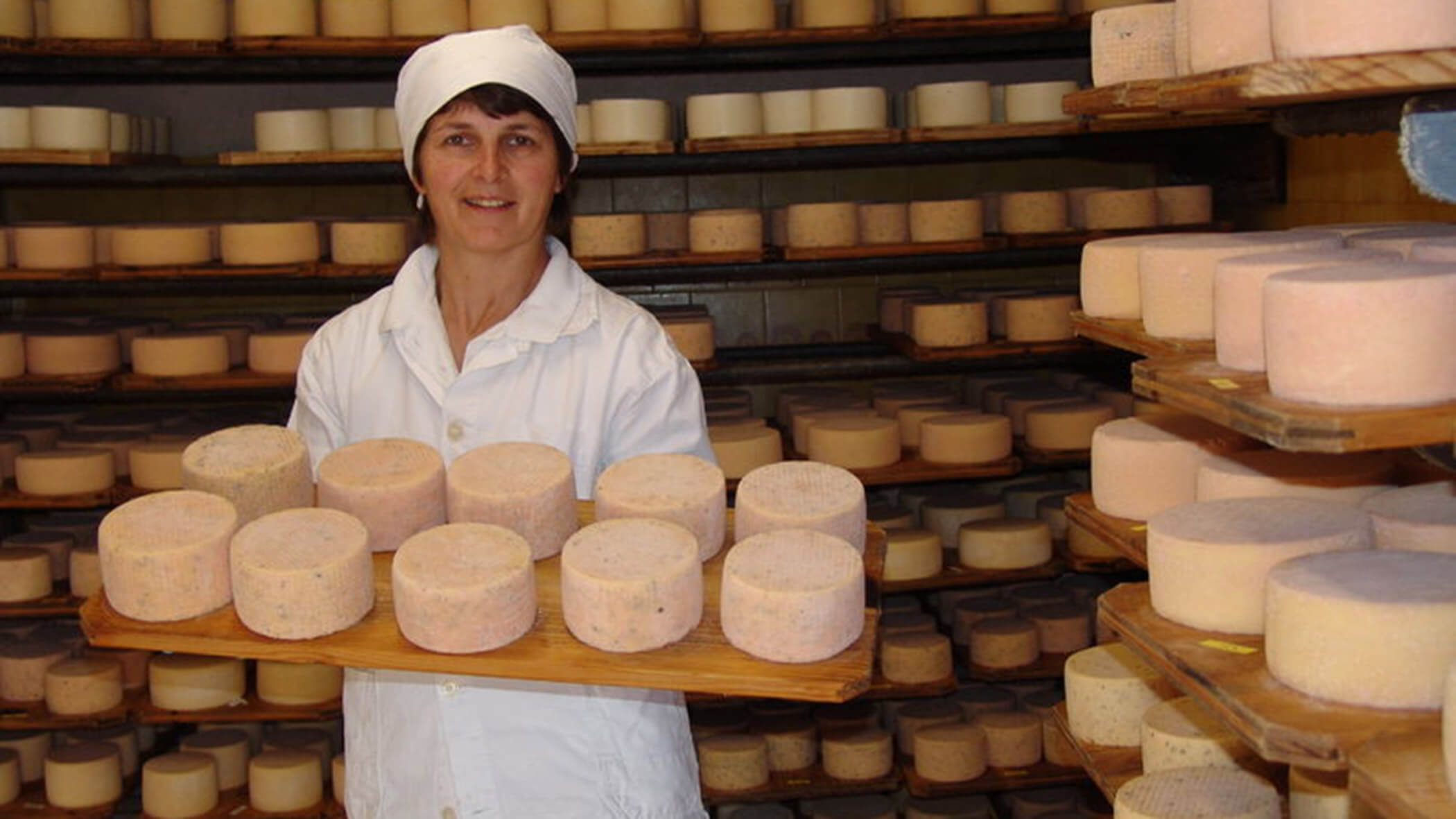 Impiegato con forme di formaggio - Käserei Neuhaushof - OLM Nature Escape