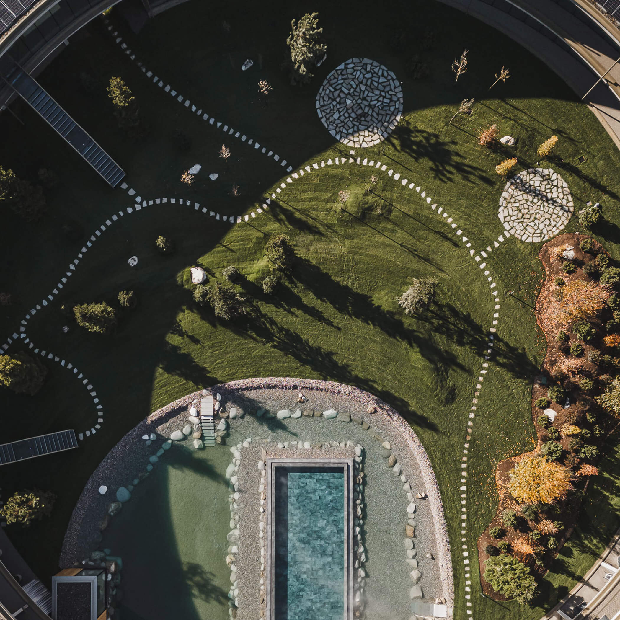 Draufsicht vom Innenhof mit Pool, Naturbadeteich und Garten - OLM Nature Escape