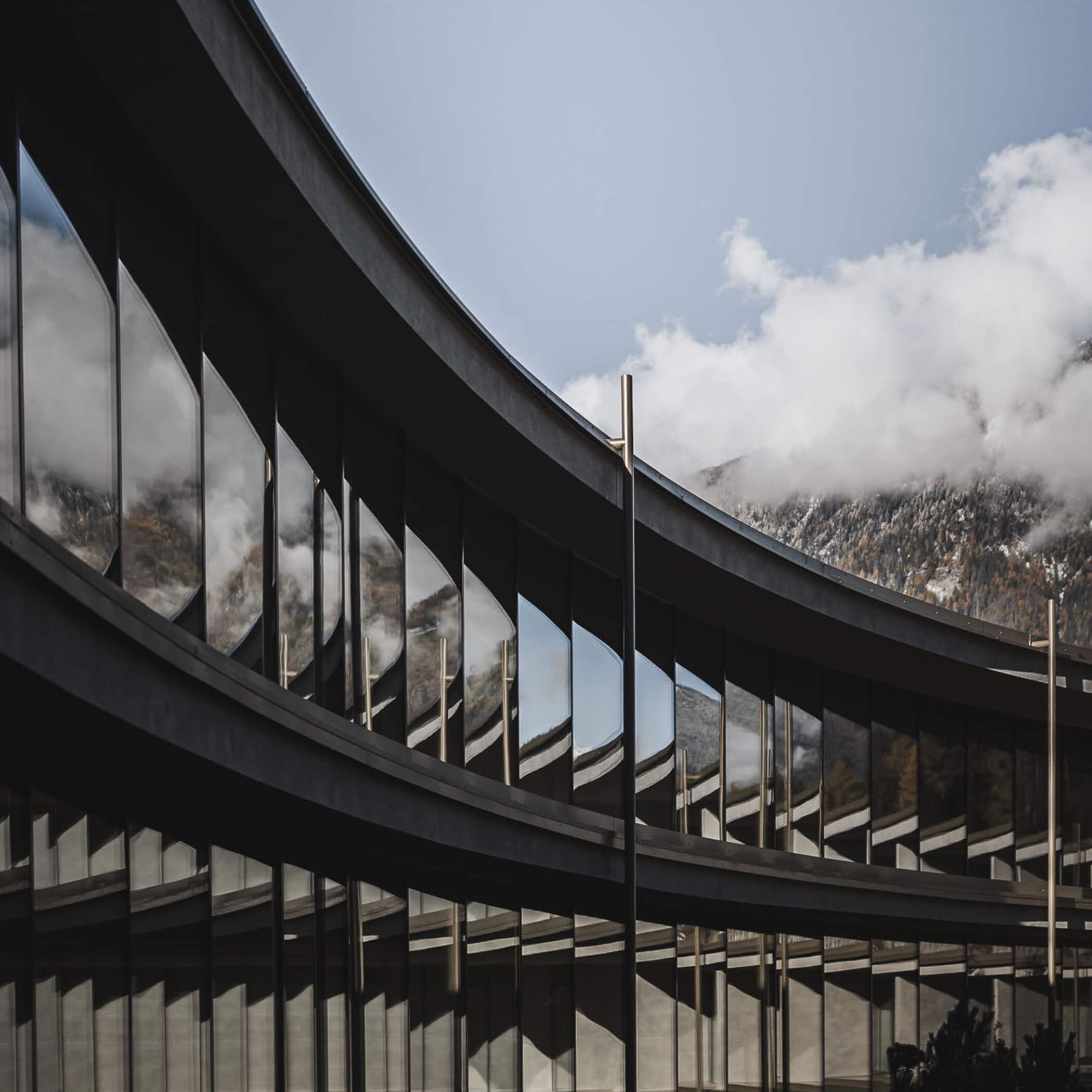 Glasfassade vom Innenkreis des Aparthotels - OLM Nature Escape