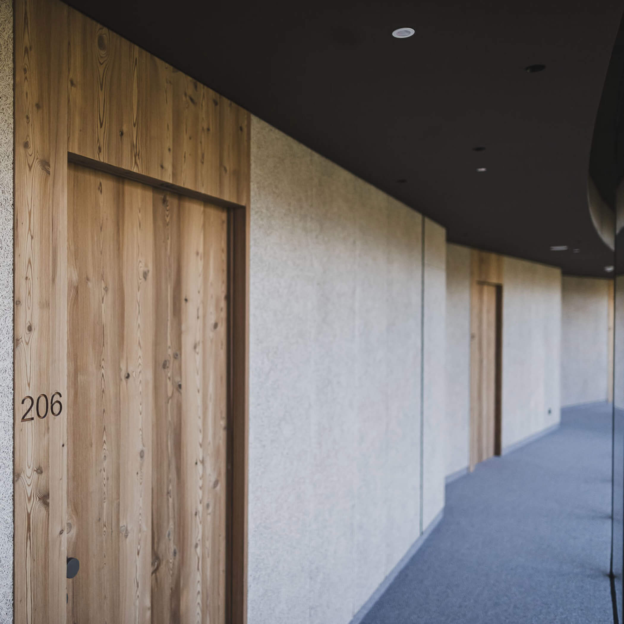 Hotelzimmertür aus Holz - OLM Nature Escape