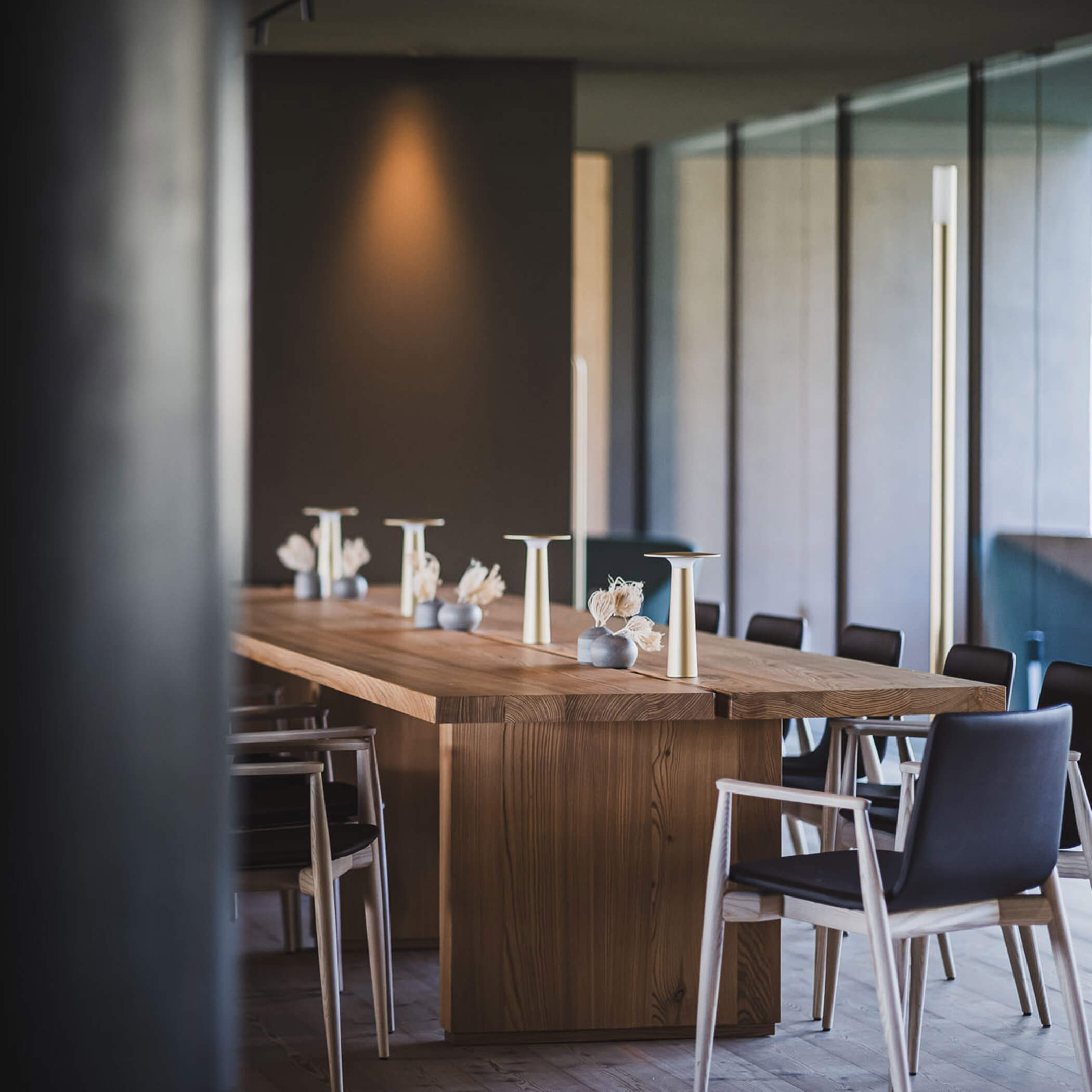 Große Tischtalfel mit mehreren Stühlen - OLM Nature Escape