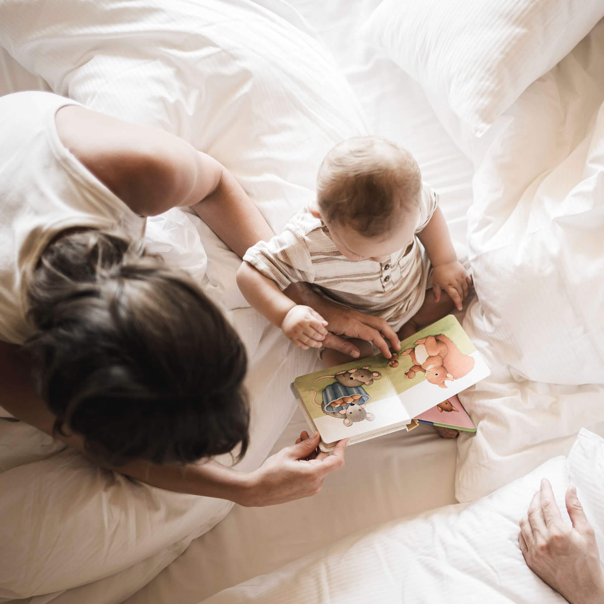Mutter und Sohn lesen ein Buch